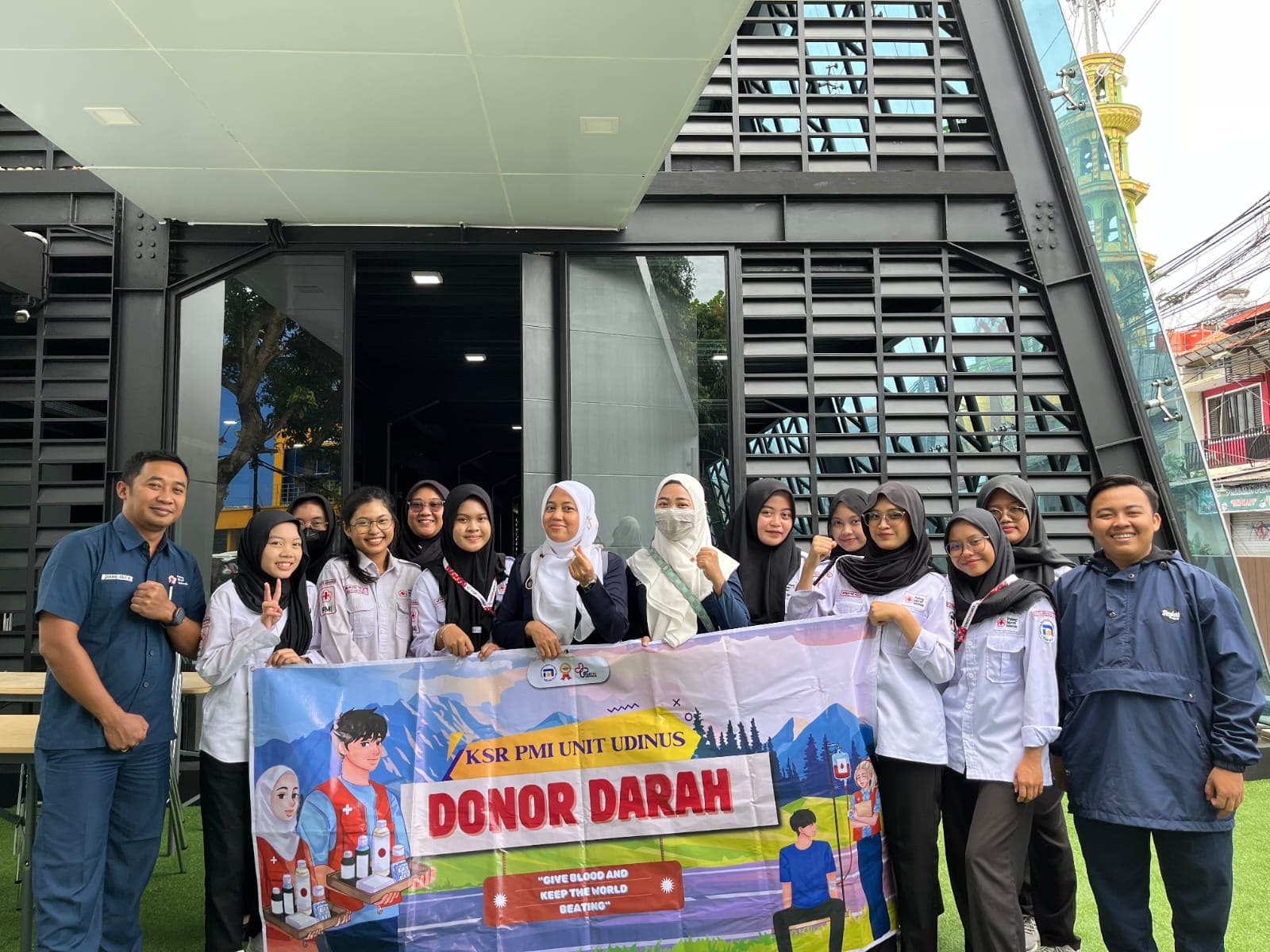 Foto bersama pihak UDD PMI